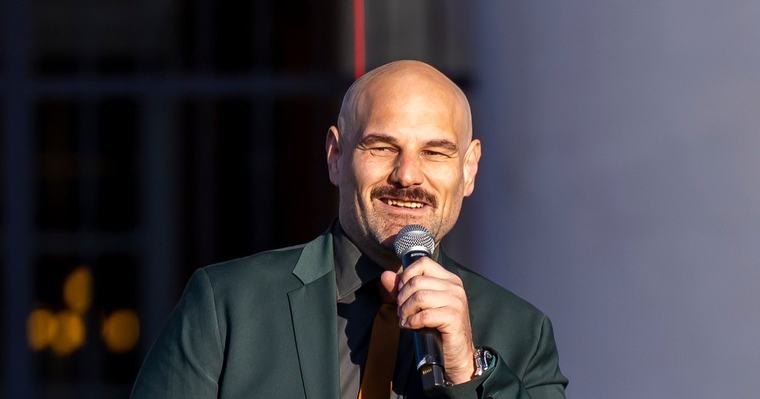 Cicája nehezíti meg a dalszövegírást Kocsis Tibor számára