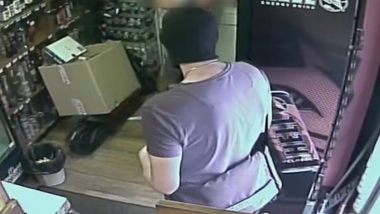Injekciós tűvel fenyegetőzött: fekete maszkos alak rabolt ki egy dohányboltot Salgótarjánban