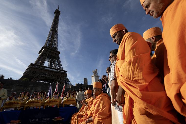 Egy hindu csoport kérésére kiparancsolták a női dolgozókat az Eiffel-toronyból