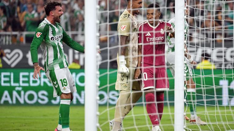 Vinícius és Mbappé mindent kihagyott, még a 11-est is – Parrott góljával nyert a Betis A Real Madrid két kapufáig és egy gyönyörű, de les miatt érvénytelenített gólig jutott Sevillában, így 1–0-s vereséget szenvedett.