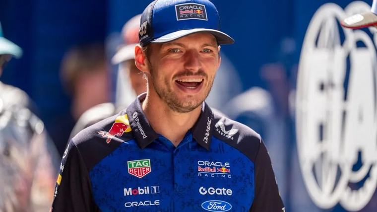 Mi volt az a nagy barna folt Verstappen fenekén? Kínos helyzetbe került a Red Bull pilótája – videó