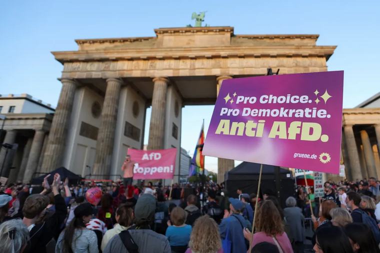 Ezrek tüntettek Berlinben az AfD ellen a szélsőjobboldali párt tartományi győzelme után