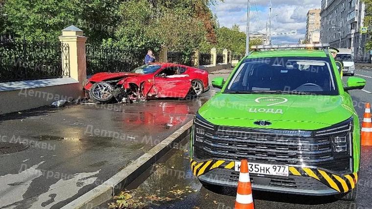 Szétszaladtak a lovak, falnak ütközött a Ferrari 812 Superfast