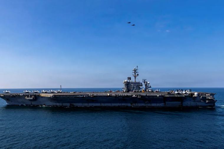Thaiföldi üdülőhelyen szállnak meg egy éjszakára a USS Abraham Lincoln 270 napja hajózó tengerészei