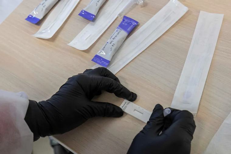 Külügyminisztériumi feljegyzés készült arról, hogy a Covid-járvány idején háromszoros áron vettek gyorsteszteket