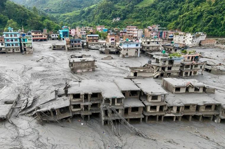 Közel 1500 eltűntet, köztük 800 külföldi állampolgárt keresnek a villámárvíz után Nepálban és Tibetben
