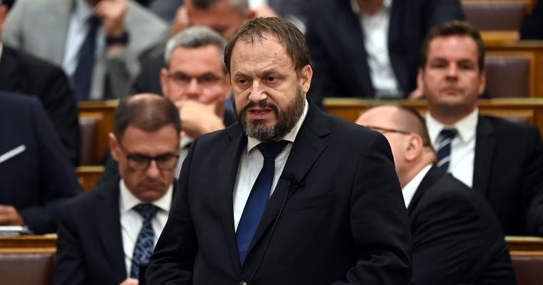 Tömeges leépítés jön a Pénzügyminisztériumban? - Kármán András pénzügyminiszter erről is beszélt a Blikknek