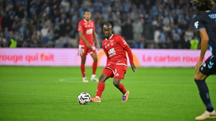 Odahaza kapott ki a Lens és a Le Havre, iksz a Nice–Le Mans meccsen A három szombati meccsből két találkozón is villant a piros lap.