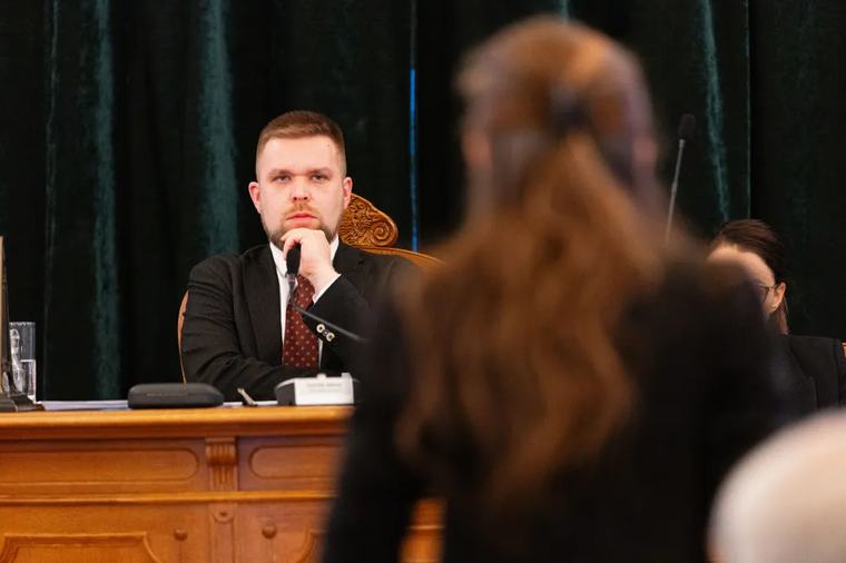 Legyávázta, és szerencsétlennek nevezte Győr polgármesterét egy független képviselő, akit két bizottságból is visszahívtak volna