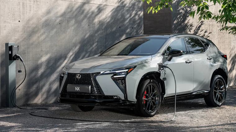 Új hibrid hajtást kapott a legnépszerűbb Lexus