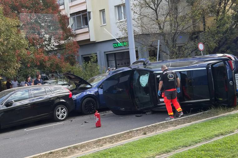 Felborult egy autó az Etele úton, az 1-es villamos helyett egy szakaszon pótlóbusz jár