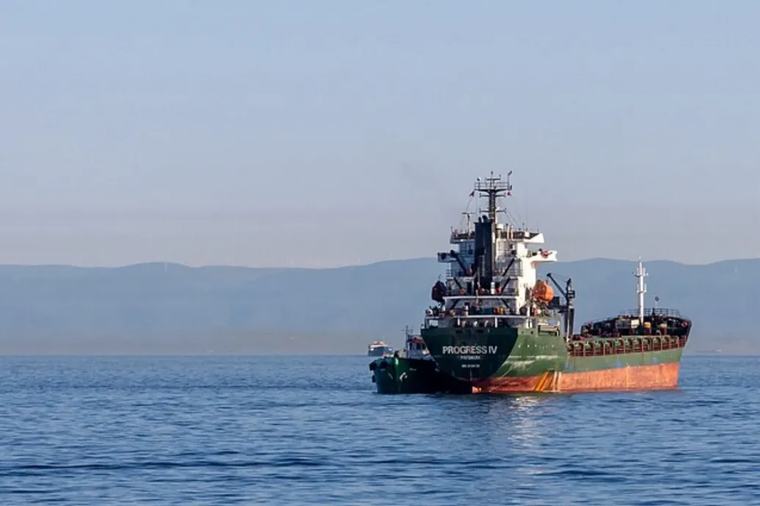 Kigyulladt, majd elsüllyedt egy teherhajó a Fekete-tengeren, miután drón csapódott neki