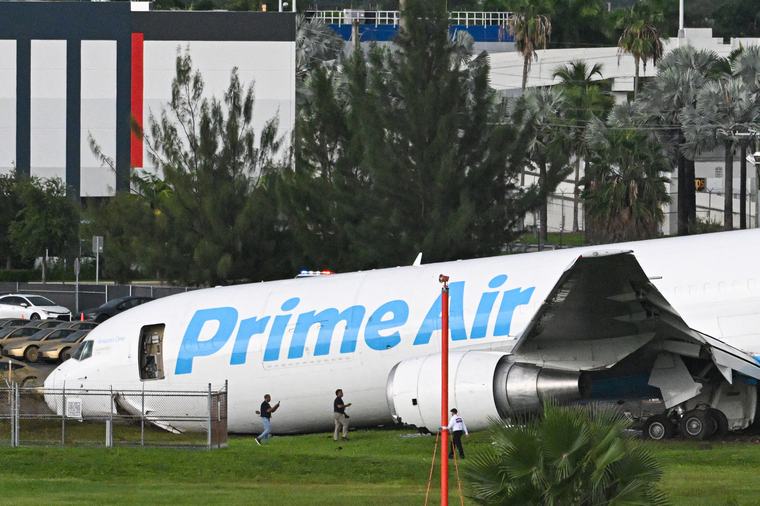 Túlfutott és kigyulladt az Amazon teherszállító gépe a miami reptéren, több járművet magával sodort