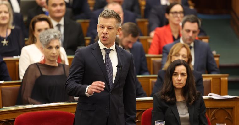 Megkezdődött a maratoni kormányülés, Magyar Péter sorolta a napirendi pontokat