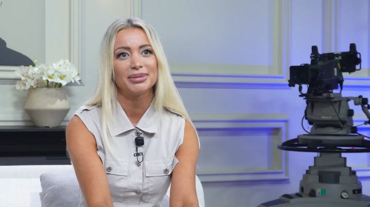 1:31 Sebestyén Ági 2 év után szakított párjával: Még nem szabad a szívem 10 év után tért vissza a képernyőre Sebestyén Ági, aki nemrég szakított párjával. Most azonban az ismerkedés helyett a munkájára akar koncentrálni.