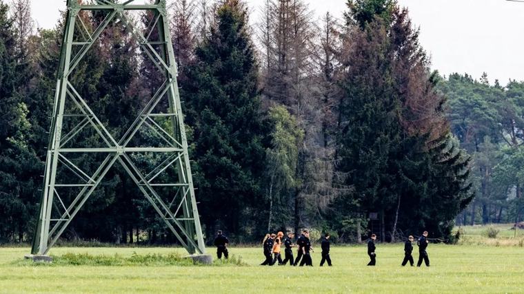 Tizenkét házi készítésű robbanószerkezetet találtak nagyfeszültségű vezetékeknél Németországban