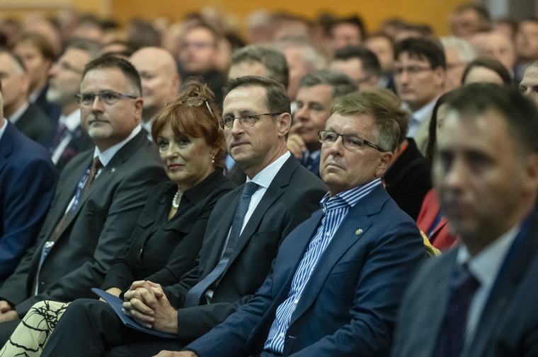 Összefutott Matolcsy György és Varga Mihály Zürich felé a repülőgépen
