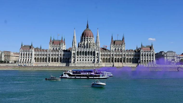 Hajóval utazott az Újpest-tábor a Fradi elleni derbire – képek A különbuszok és a különmetró után ezúttal új megoldást választottak a lila-fehér drukkerek.