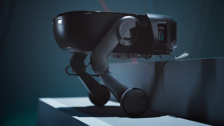 Lenyűgöző, ahogy ez a robotporszívó lábra áll, majd megmássza és letakarítja a lépcsőket