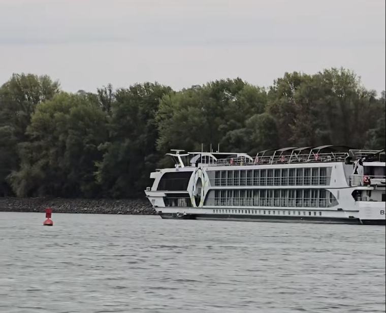 Elakadt egy óriás szállodahajó a Dunán, pont ott, ahol nemrég egy társa