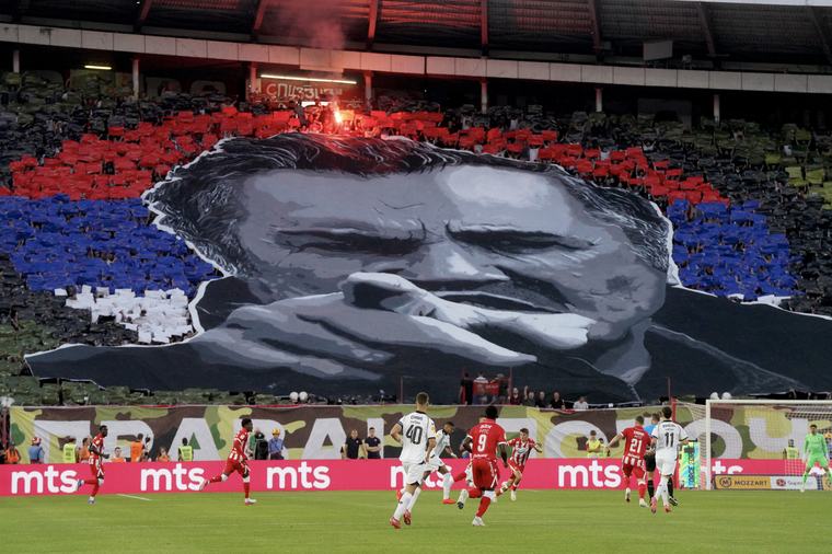 Félretették az ősi ellentétet, és együtt éltették a tömeggyilkos háborús bűnöst a Crvena Zvezda és a Partizan szurkolói