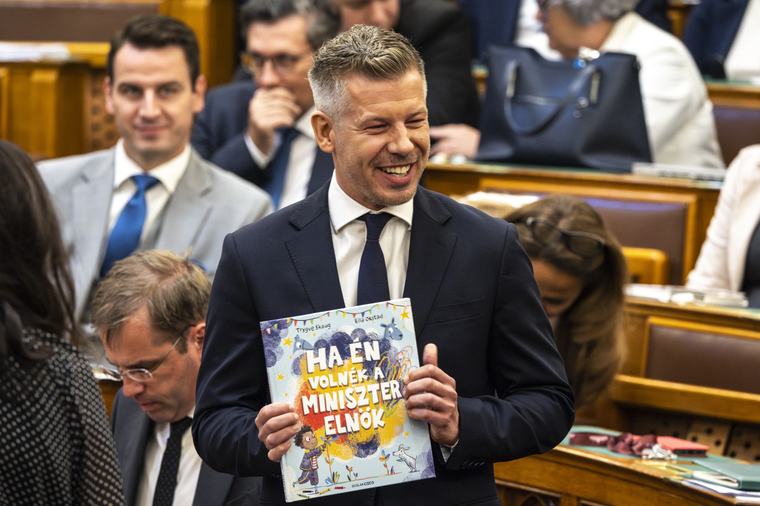 Magyar Péter a Ha én volnék a miniszterelnök című gyerekkönyvet olvasgatta a Parlamentben, aztán felajánlotta, Rétváriéknak, hogy megveszi nekik