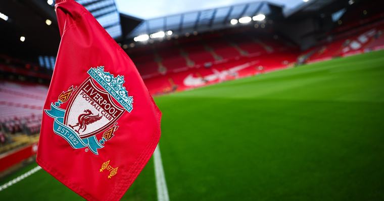 Tizenhét év után hatalmas változás jön a Liverpoolnál, ennek a cégnek a logója virít majd Szoboszlaiék mezén