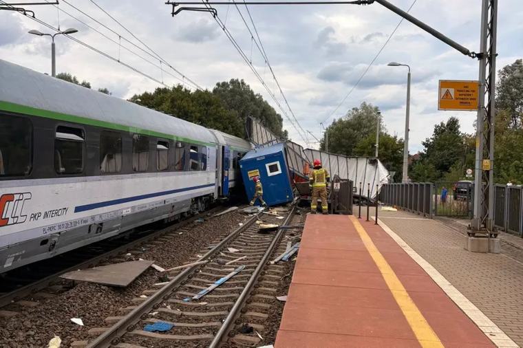 Vasúti átjáróba szorult egy teherautó Gdańskban, az érkező vonat kilapítva tolta maga előtt a szállítmányát
