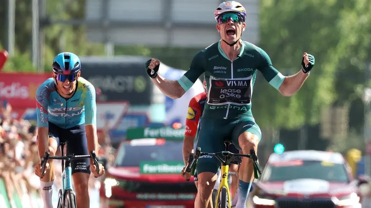Vuelta: Wout Van Aert a hőségben sem lassított, Mas maradt az élen A hőség miatt lerövidített szakaszon a Visma ellenérzése alatt tartotta az eseményeket, és ötödik szakaszát is megnyerte.