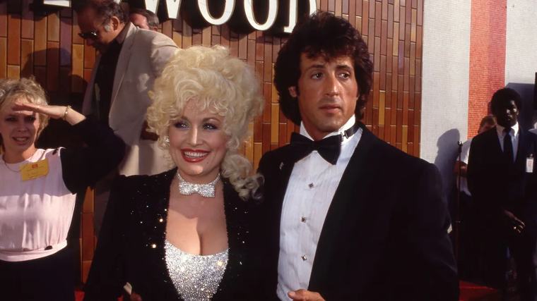 Emlékszel, mikor Dolly Parton mellett Sylvester Stallone dalra fakadt? Íme a country királynőjének filmszerepei