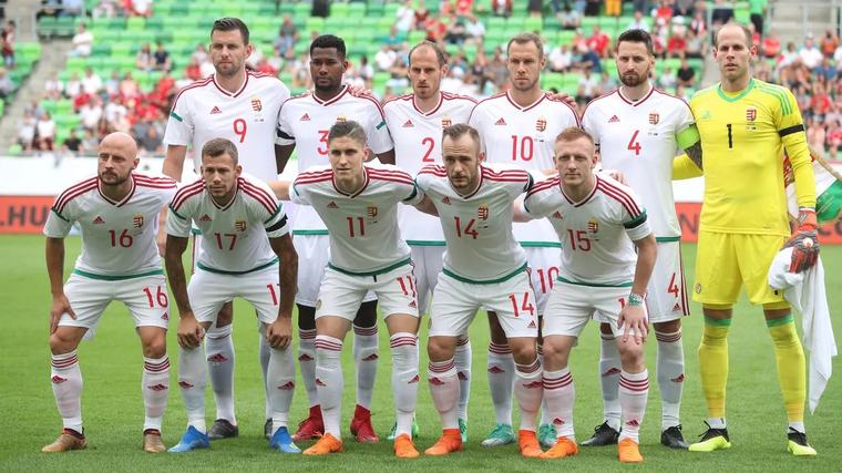 Eszméletlenül esett össze Budapesten a magyar válogatott labdarúgó, mentők vitték el