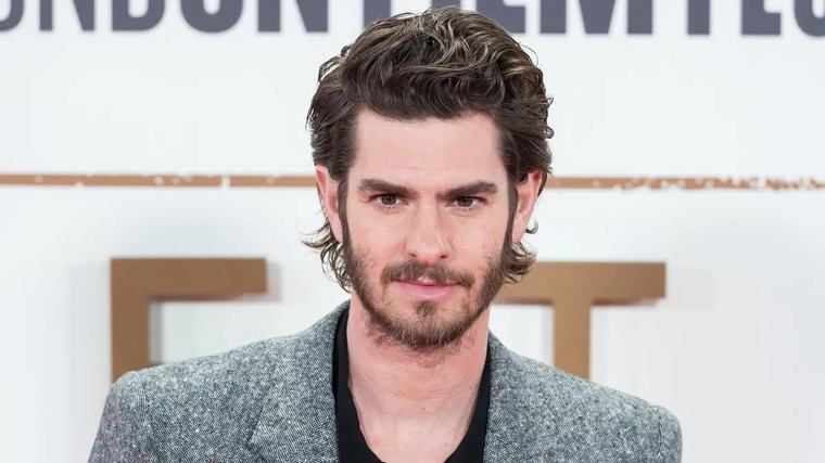 Andrew Garfield titkos Instagram-fiókjáról vallott: le sem tudja tenni telefonját