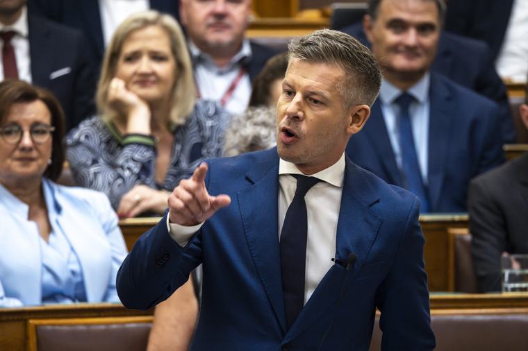 Magyar Péter nyuszimotoros példán keresztül magyarázta el a Parlamentben, hogy mi a különbség a rosszcsont óvodások és az ellenzéki politikusok között