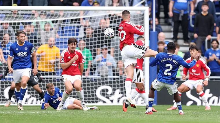 A 96. percben lőtt hatalmas góllal mentett pontot az Everton a Manchester United ellen A „vörös ördögök” kétszer is vezettek, de ez is csak egy pontra volt elég.