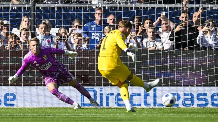 Ronald Koeman fia kapusként duplázva írt történelmet a holland élvonalban A volt holland kapitány fia lett az első kapus, aki az Eredivisie-ben egy mérkőzésen két gólt szerzett.