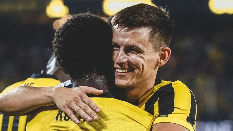 A 10-es mez: Vitális Milán egyre inkább otthon van Athénban „Olyan poszton játszik, ami napjaink futballjában kulcspozíció, egyszerre támadni, védekezni, erőt és figyelmet, koncentrációt jól beosztani kevesen tudnak.”