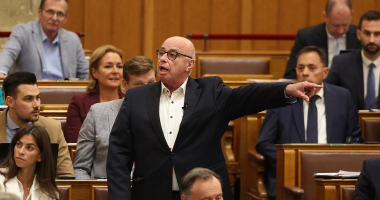 Óriási balhé a parlamentben: a fideszes politikus csapkodott, az elnök állította le - "Ne mutogasson, ne emelje fel a hangját"