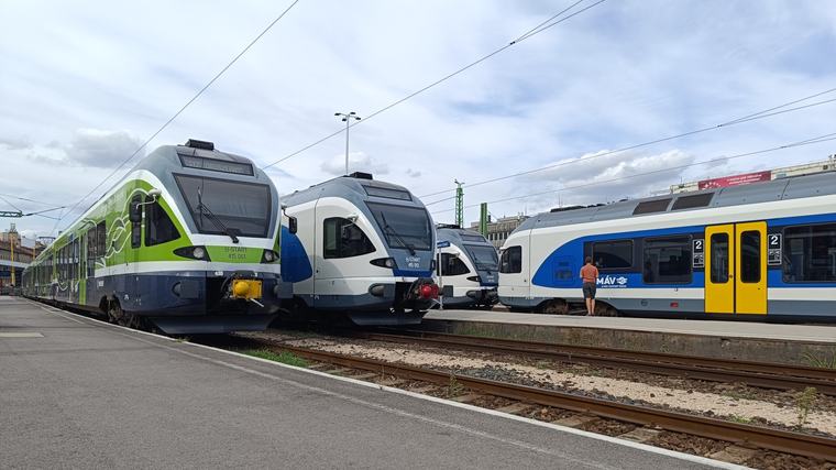 Traktorral ütközött a vonat, pótlóbuszok járnak Veszprém és Győr között
