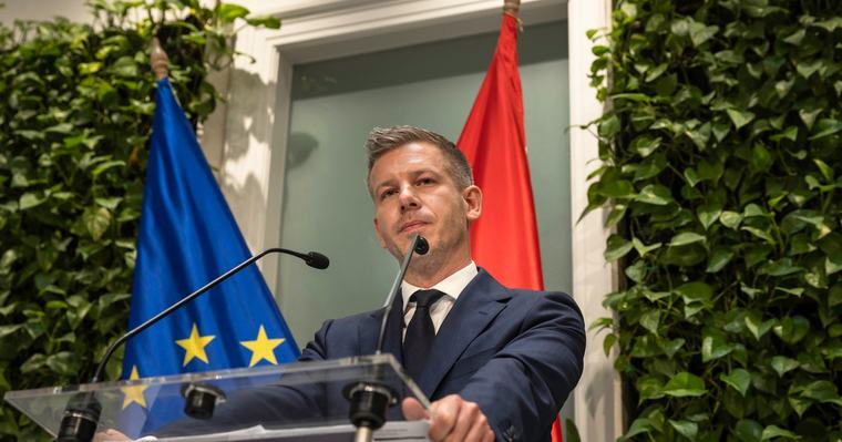 Magyar Péter aláírta a határozatot: Oroszország fenyegetést jelent Magyarország számára