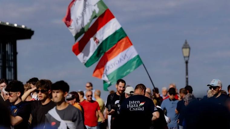 „Nem tetszik a rendszer? Nem vagy egyedül!” – zajlik a KözTér tüntetése a Kossuth téren