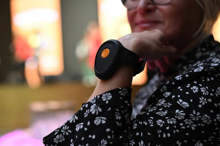 Lecserélhetik a Gondosórákat: ez várhat az idősekre a következő években A Gondosóra sok idős embernek ad biztonságot, a régi mobilhálózatok kivezetése miatt azonban néhány éven belül készülékcserére lehet szükség.