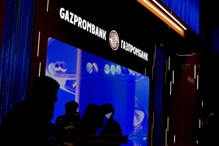 A Gazprombank négy vezetője 9 millió eurót ügyeskedett össze az Oroszország ellen kivetett szankcióknak köszönhetően