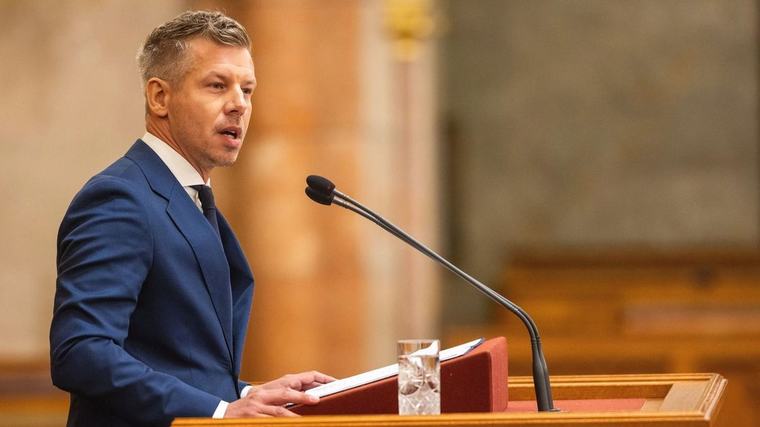Újabb feszült parlamenti nap várható, ismét felszólal Magyar Péter